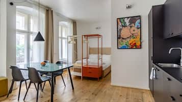 Een strijkplank/strijkijzer, wifi, beddengoed