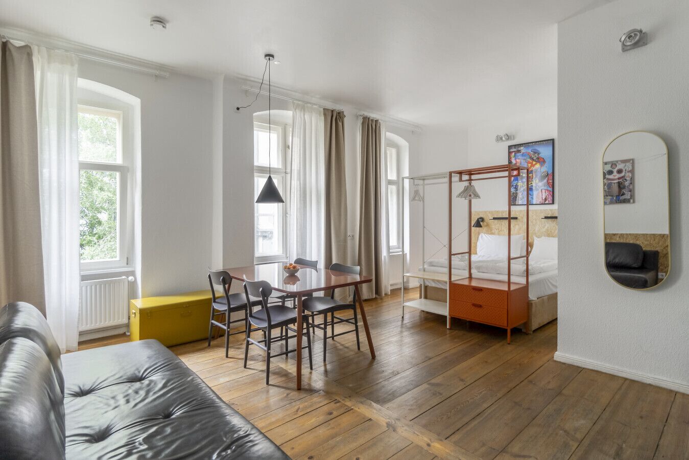 Työpöytä, silitysrauta/-lauta, Wi-Fi, vuodevaatteet