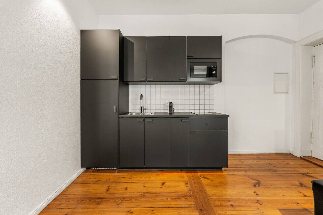 Jääkaappi, mikroaaltouuni, liesi, kahvin-/teenkeitin