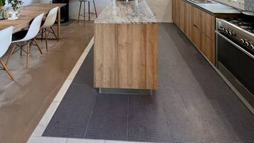 Een koelkast, een oven, een kookplaat, een koffiezetapparaat/waterkoker