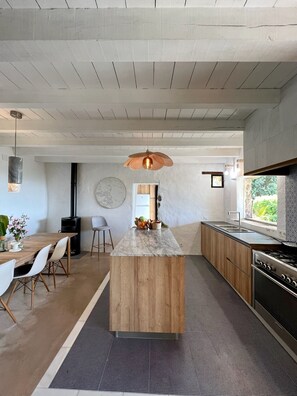 Fridge, oven, stovetop, coffee/tea maker