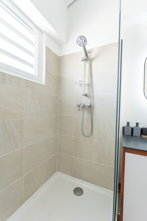 Doccia, asciugacapelli, asciugamani, sapone