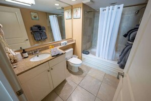 Combined shower/bathtub, hair dryer, towels