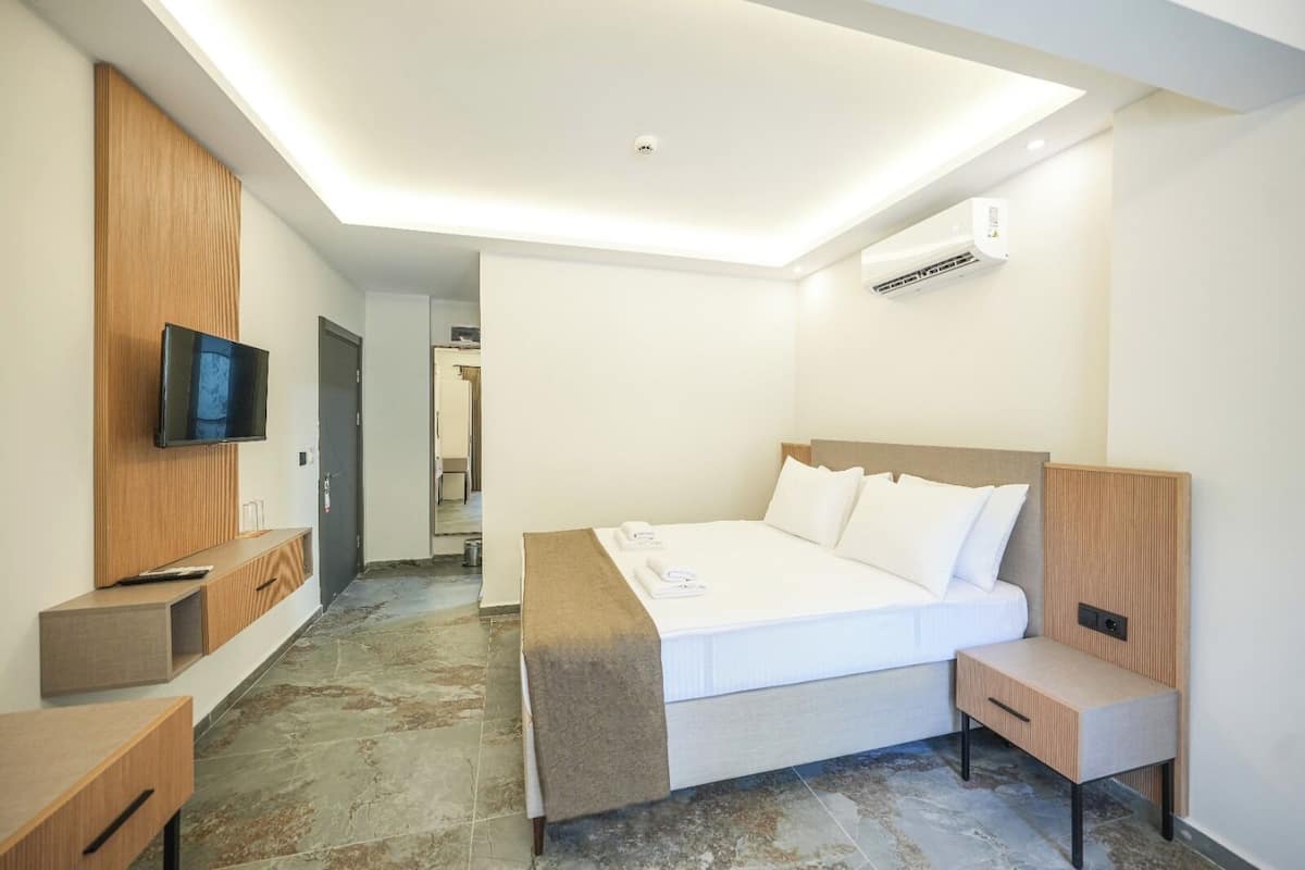 Economy Double Room, Garden View | Iron/ironing board (on request), WiFi (free), bed sheets