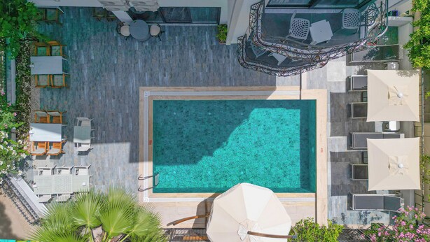 A rooftop pool with a clear blue water feature, surrounded by outdoor seating and lounge areas. - Ada Butik Hotel (Marmaris)