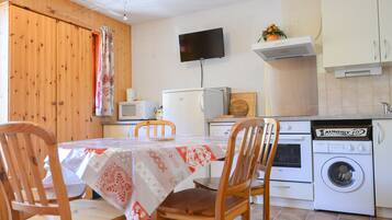 Een koelkast, een magnetron, een oven, een vaatwasser