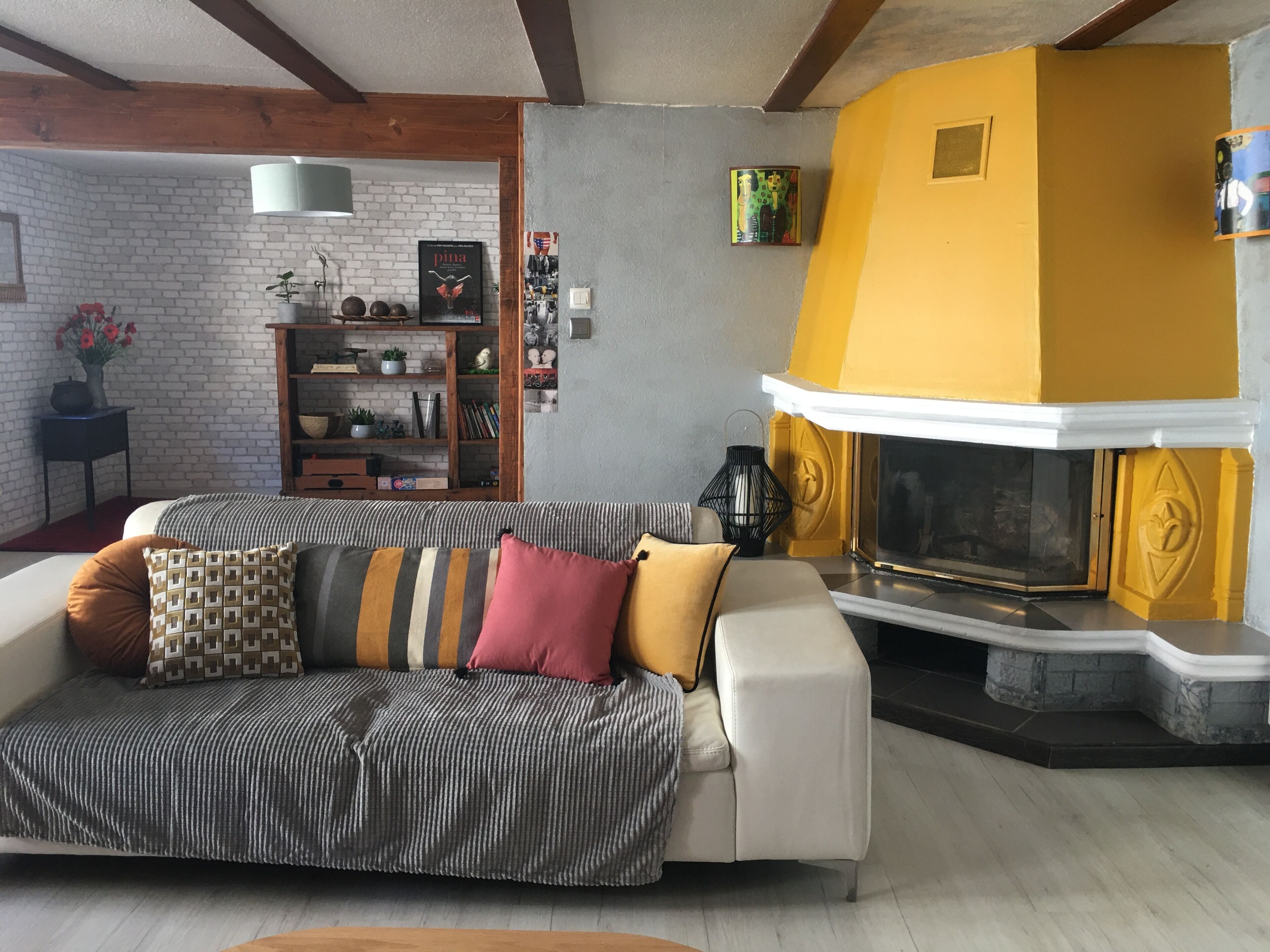 Télévision, baby-foot, table de tennis de table, livres