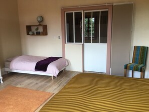 3 bedrooms, desk, iron/ironing board, travel cot - Comfortable apartment in alsatian house (Oberbronn)