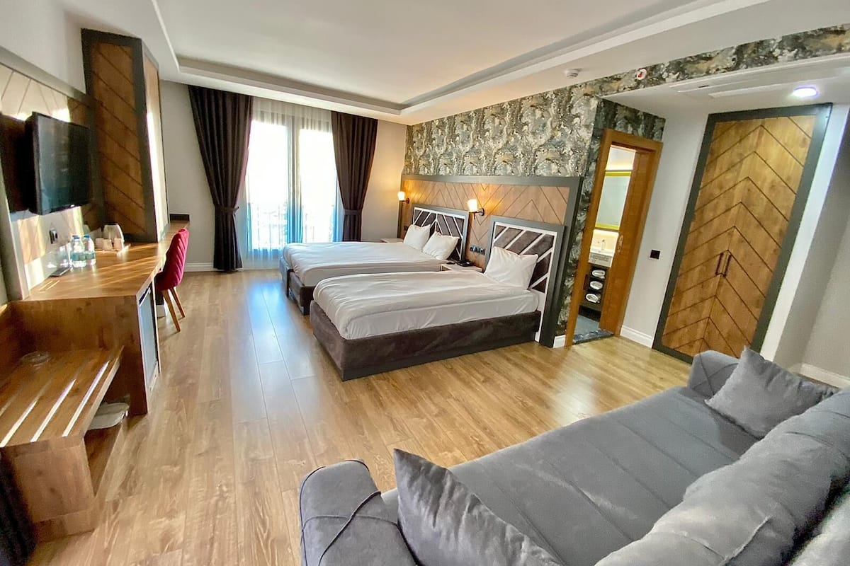 Quarto superluxo, várias camas | Frigobar, cofres nos quartos, escrivaninha