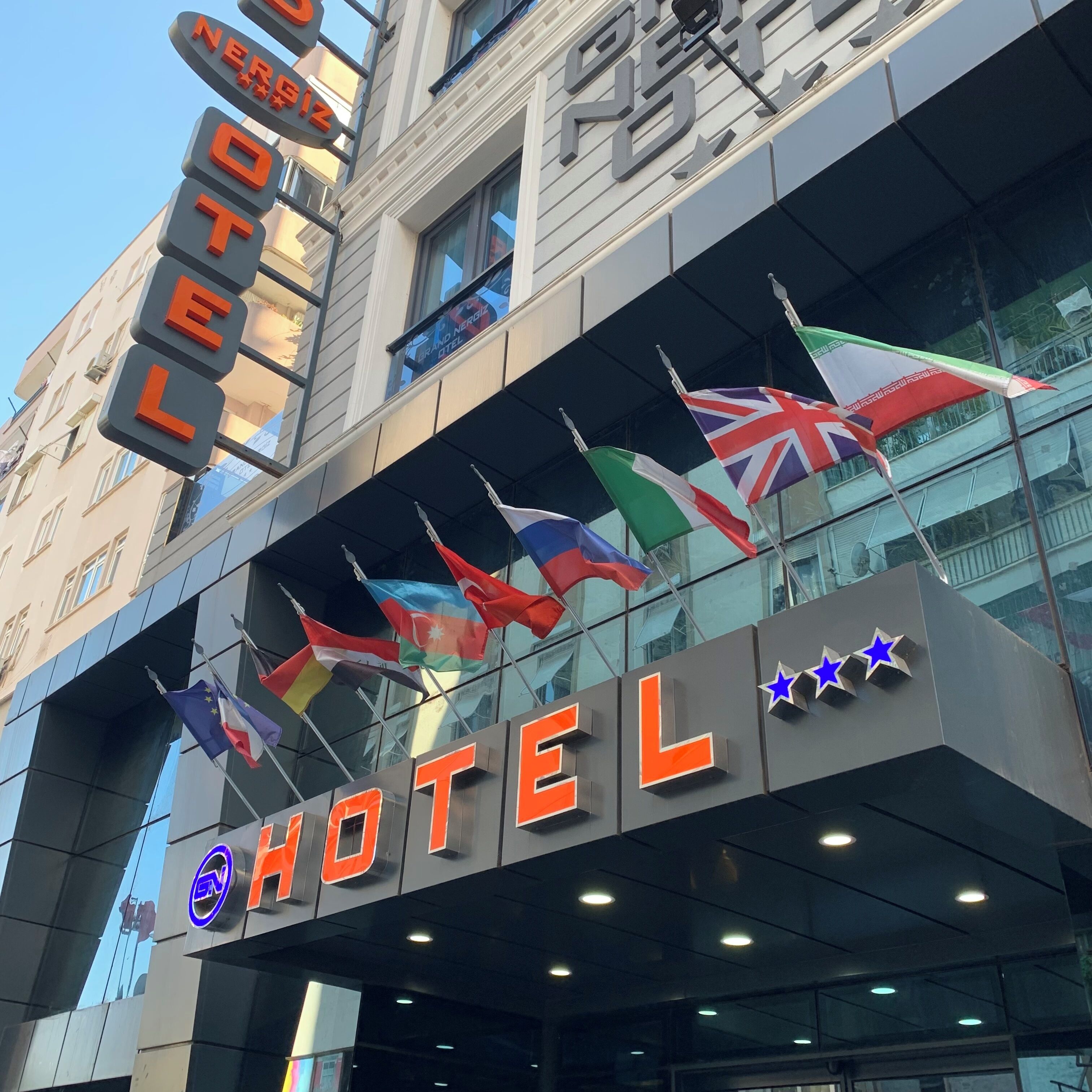 Minibar, két bảo mật tại phòng, bàn 