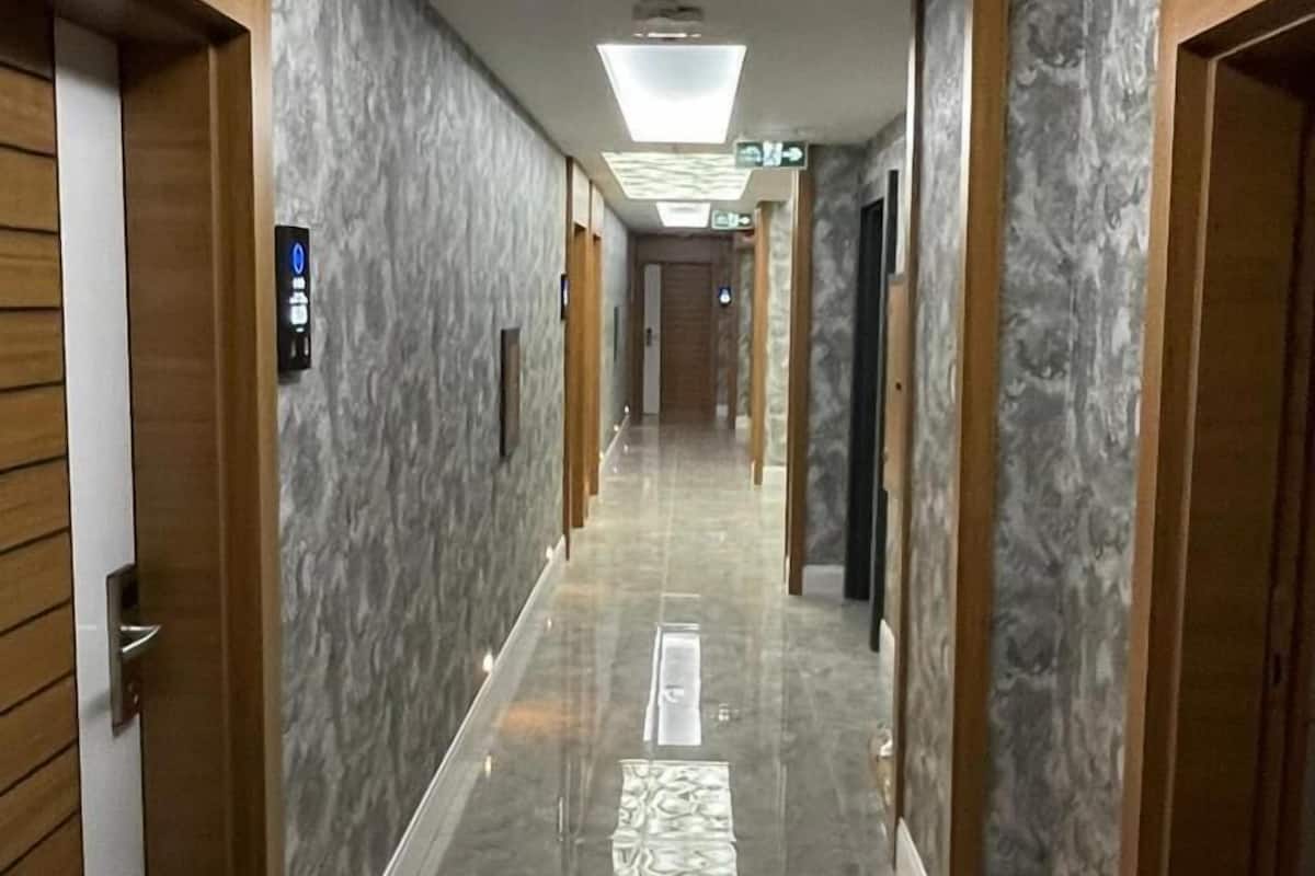 Een minibar, een kluis op de kamer, een bureau, een laptopwerkplek