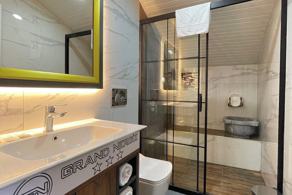 Douche, douche à « effet pluie », articles de toilette de luxe