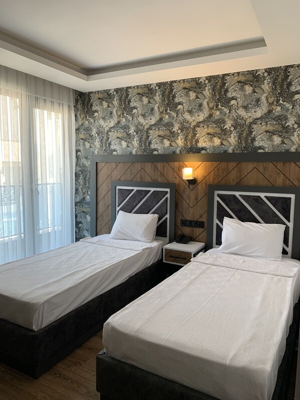 Minibar, coffres-forts dans les chambres, bureau