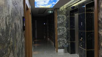 Frigobar, cofres nos quartos, escrivaninha