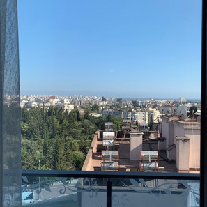 Minibar, in-room safe, desk, laptop workspace - Grand Nergiz Otel (Antalya)