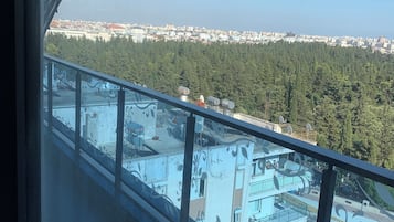 Een minibar, een kluis op de kamer, een bureau, een laptopwerkplek