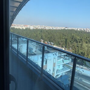 Minibar, una cassaforte in camera, una scrivania, postazione laptop