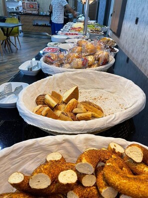 Minibar, Zimmersafe, Schreibtisch, laptopgeeigneter Arbeitsplatz