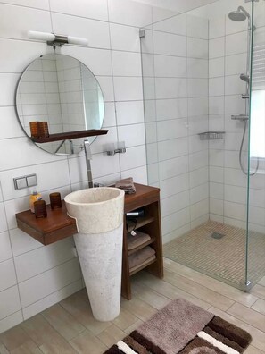 Banheira, secador de cabelo, toalhas de banho, sabonete