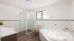 Bathtub - The Fijian, 52 Lagoons Circuit - Duplex with air con, wi-fi, linen supplied andclose to town (Nelson Bay)
