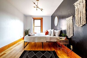 3 عدّة غرف نوم وخزنة داخل الغرفة ومكتب ومكواة/لوح كي