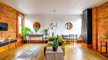 Smart TV, books, stereo, offices