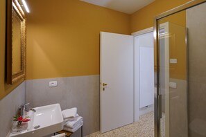 Dusche, Haartrockner, Bidet, Handtücher