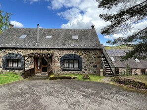 Exterior - The Loft at Brooklinn Mill, stunning riverside apartment in converted mill (Blairgowrie)