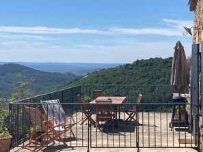 Outdoor dining - Pretty house in southern Ardèche with view, in Cévennes hamlet (Lentillères)