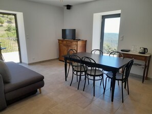 Dining - Pretty house in southern Ardèche with view, in Cévennes hamlet (Lentillères)