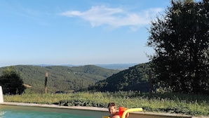 A swimming pool with a view of hills and trees in the background. - Pretty house in southern Ardèche with view, in Cévennes hamlet (Lentillères)