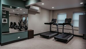 A gym with treadmills, stationary bikes, and a mirrored wall. - Selina Chicago (Chicago)