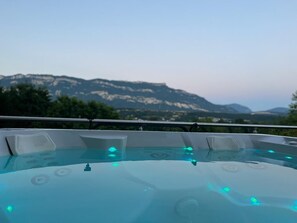 Outdoor spa tub - Vacation home - Lac du Bourget - 12 people (La Motte-Servolex)