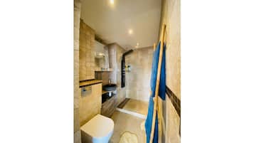 Dusj, hårføner, håndklær og såpe