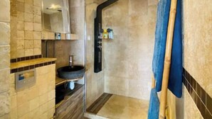 Een badkamer met toilet, wastafel en douche.