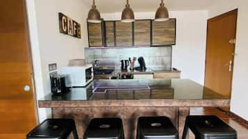 Kjøleskap, mikrobølgeovn, ovn og kokeplater