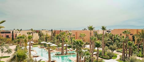 Una piscina techada, 3 piscinas al aire libre, sombrillas