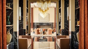 A luxurious lobby with a marble floor, a chandelier, and a seating area with sofas and armchairs. - Park Hyatt Marrakech (Marrakech)