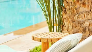 Piscina coberta, 3 piscines a l'aire lliure, para-sols i gandules