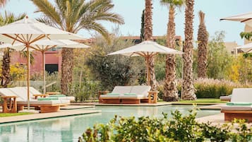 Una piscina techada, 3 piscinas al aire libre, sombrillas