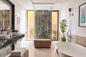 Amenidades de baño gratuitas, secadora de cabello, batas, pantuflas