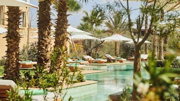 Inomhuspool, 3 utomhuspooler, parasoller och solstolar