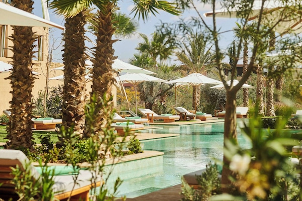 Una piscina cubierta, 3 piscinas al aire libre, sombrillas, tumbonas