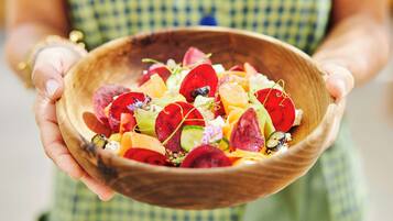 Uma tigela de madeira com uma salada colorida.