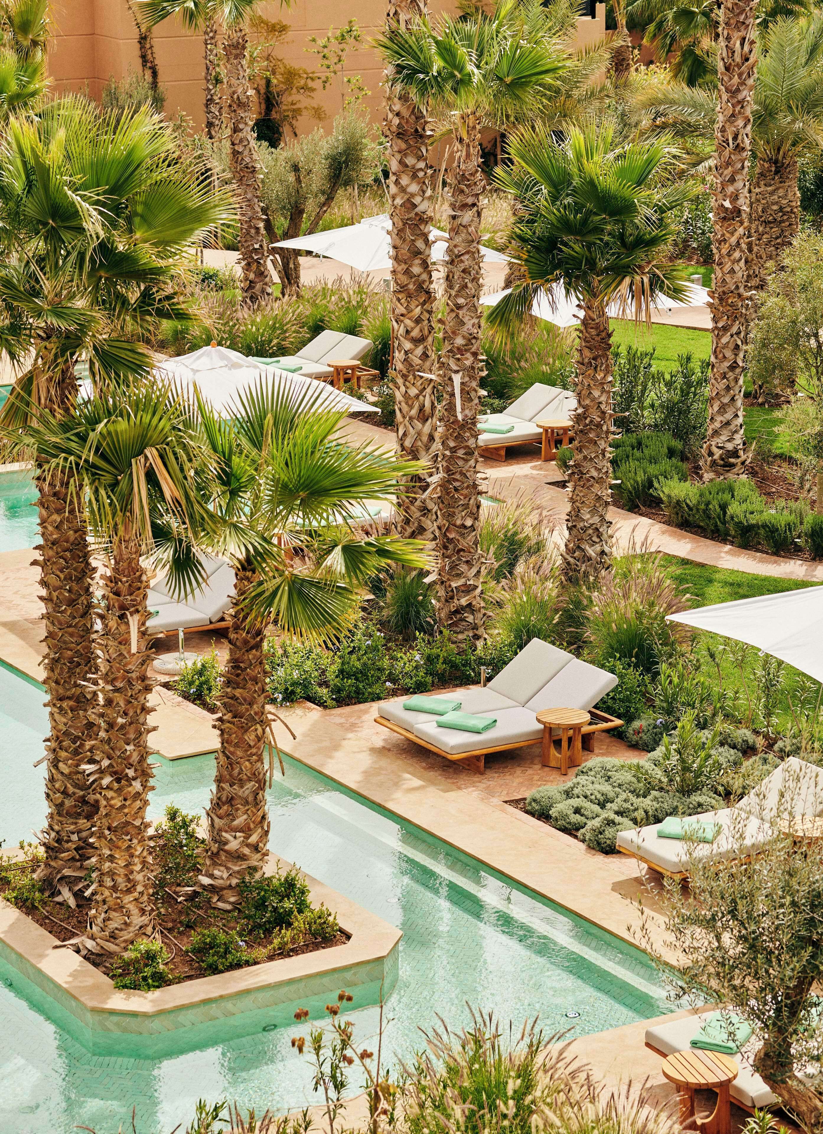 Piscine couverte, 3 piscines extérieures, parasols de plage
