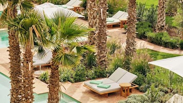 Piscine couverte, 3 piscines extérieures, parasols de plage