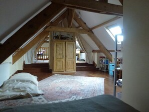3 bedrooms, desk, WiFi, bed sheets