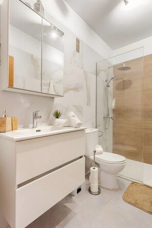 Shower, towels - Apartment Sunset Gabriela with Close to the Beach with Shared Pool & Open Terrace (Candelaria)