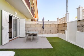 Outdoor dining - Apartment Sunset Gabriela with Close to the Beach with Shared Pool & Open Terrace (Candelaria)