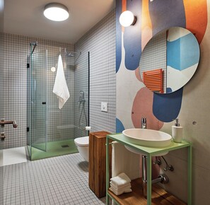 Superior Plus Room | バスルーム | シャワー、ヘアドライヤー、タオル、シャンプー